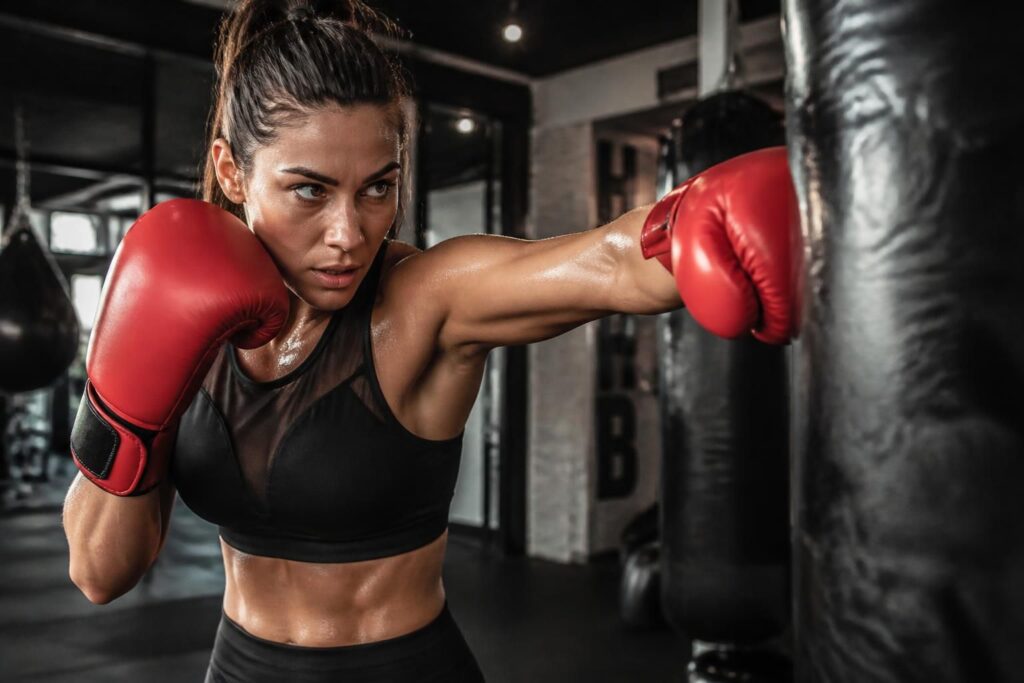 découvrez comment la boxe féminine combine puissance et élégance, redéfinissant les standards de la force et de la féminité à travers cette discipline engagée.