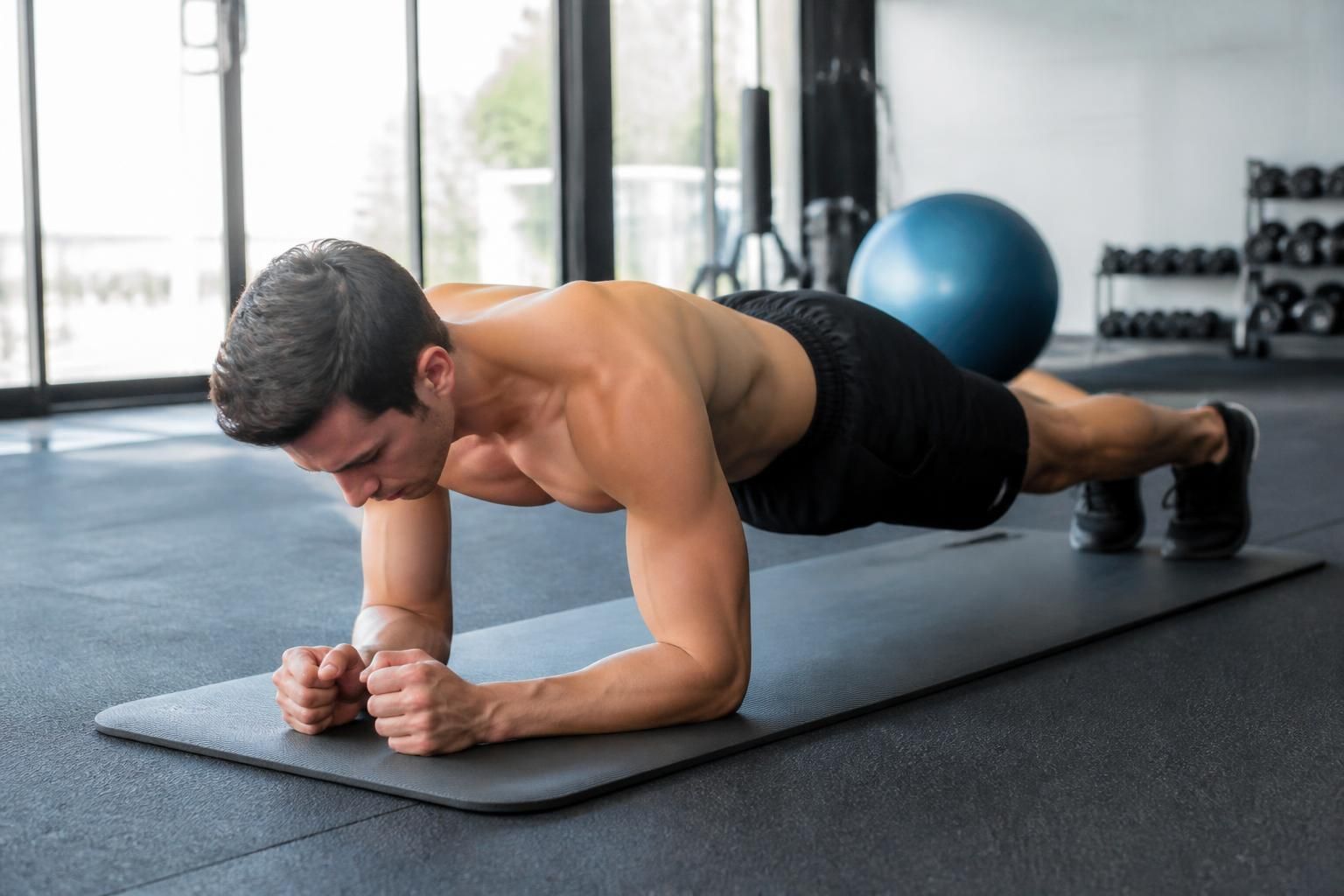 découvrez pourquoi la planche est l'exercice essentiel pour renforcer vos abdominaux et obtenir un ventre plat efficacement.
